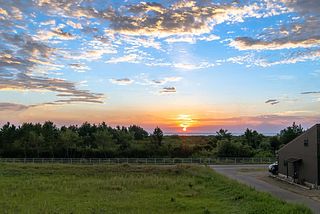 ファーストベッドルームにはバルコニーがあり海が望めます。