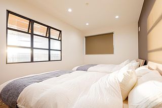 セカンドベッドルーム。シモンズ製ダブルベッドを2台設置。