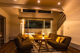 リビングのダウンライトは調光可能、まったりとした時間を過ごせます。