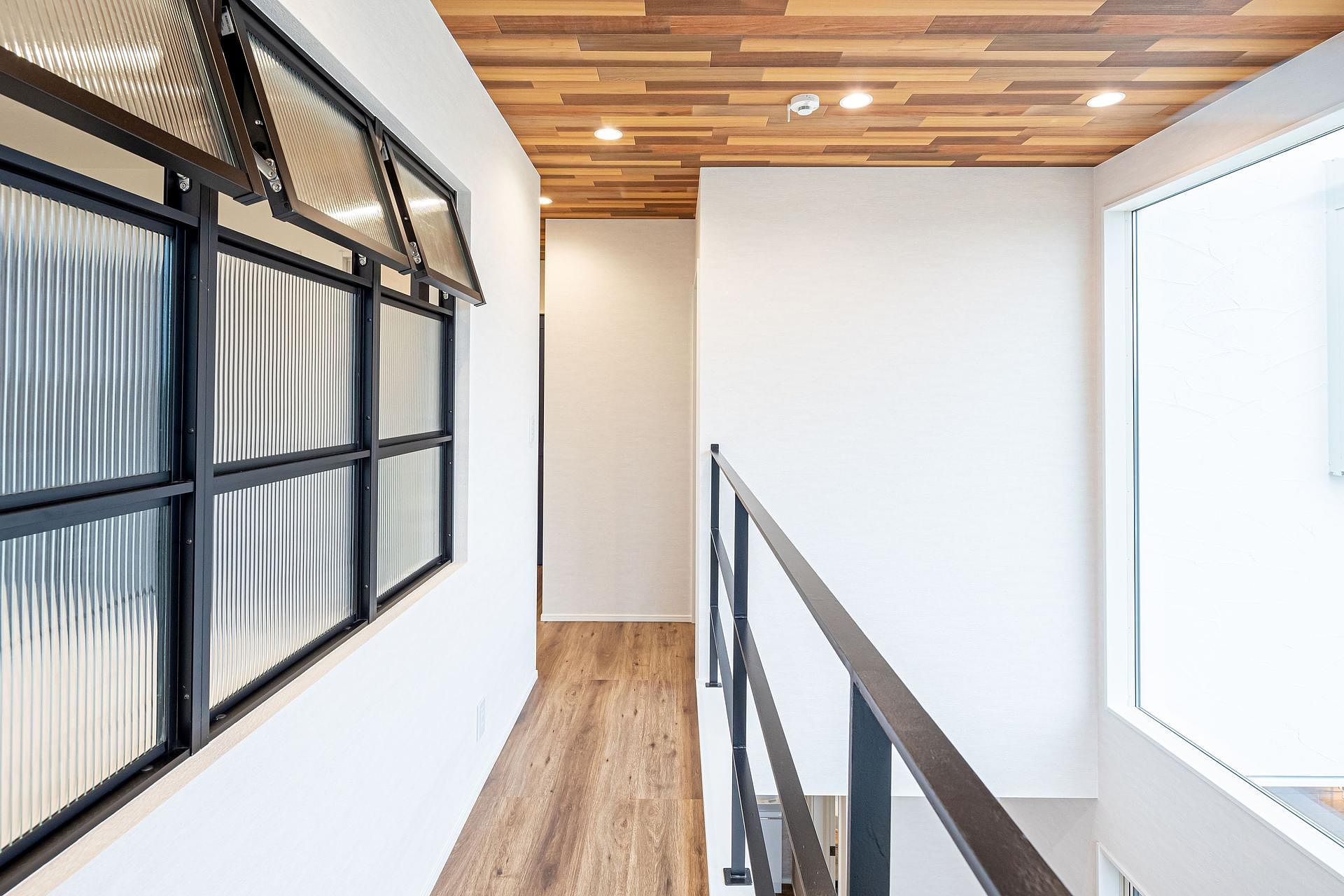 2の廊下から海が望めます。左側はセカンドベッドルーム、奥の右側がファーストベッドルーム。