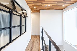 2の廊下から海が望めます。左側はセカンドベッドルーム、奥の右側がファーストベッドルーム。