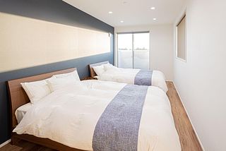 ファーストベッドルーム。シモンズ製ダブルベッドを2台設置。