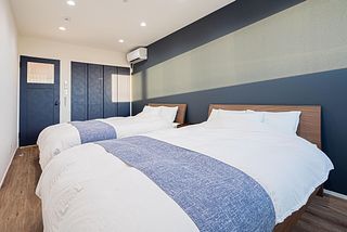 ファーストベッドルーム。シモンズ製ダブルベッドを2台設置。