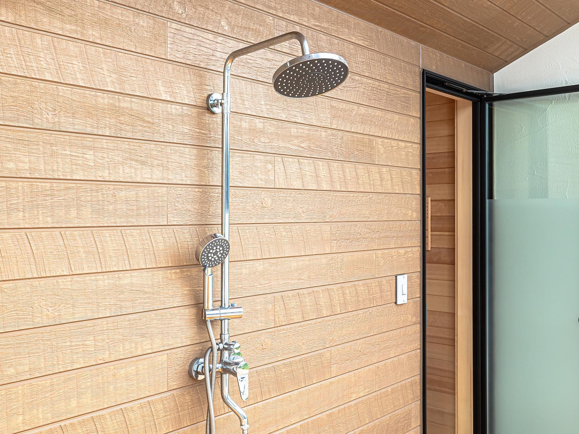 サウナ横にシャワーもあります。