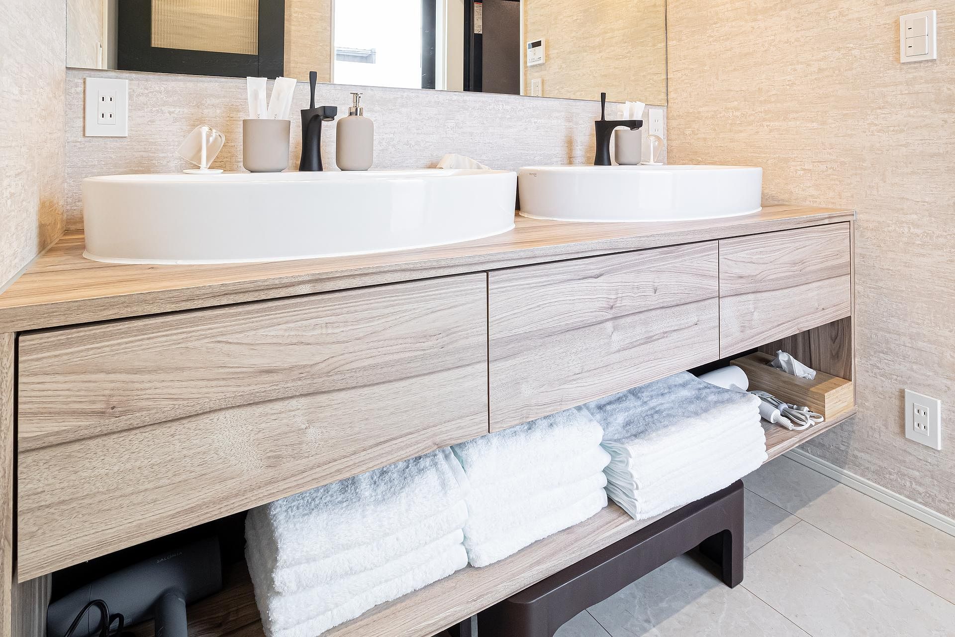 1Fのパウダールームに歯ブラシ、タオル類、ドライヤーのご用意があります。