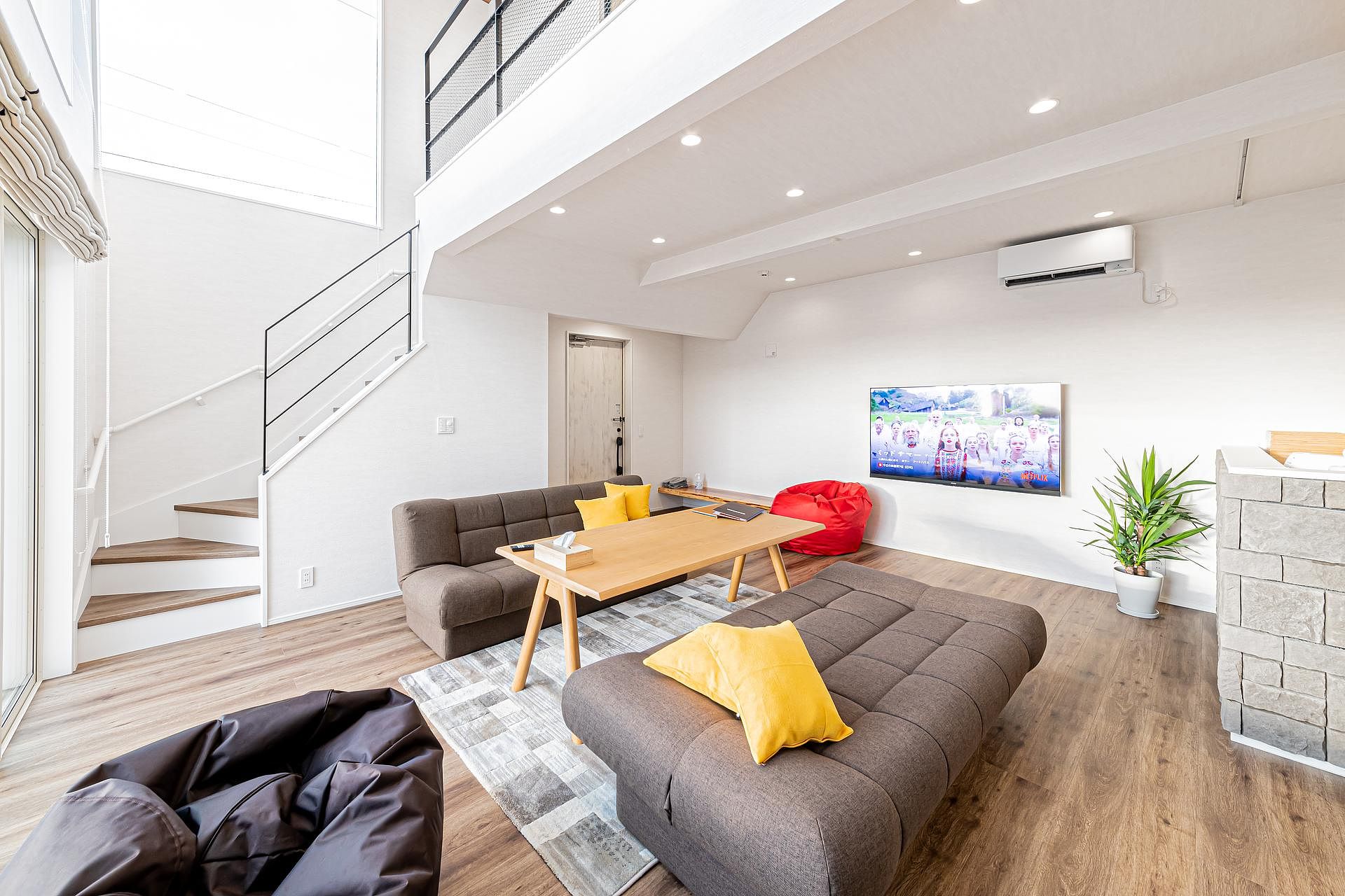 開放感のあるリビング。テレビは地上放送のほか、NetFlixやYoutubeがご視聴いただけます。