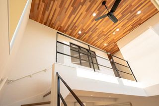 吹き抜けの天井にシーリングファンを設置。換気の促進にも役立ちます。