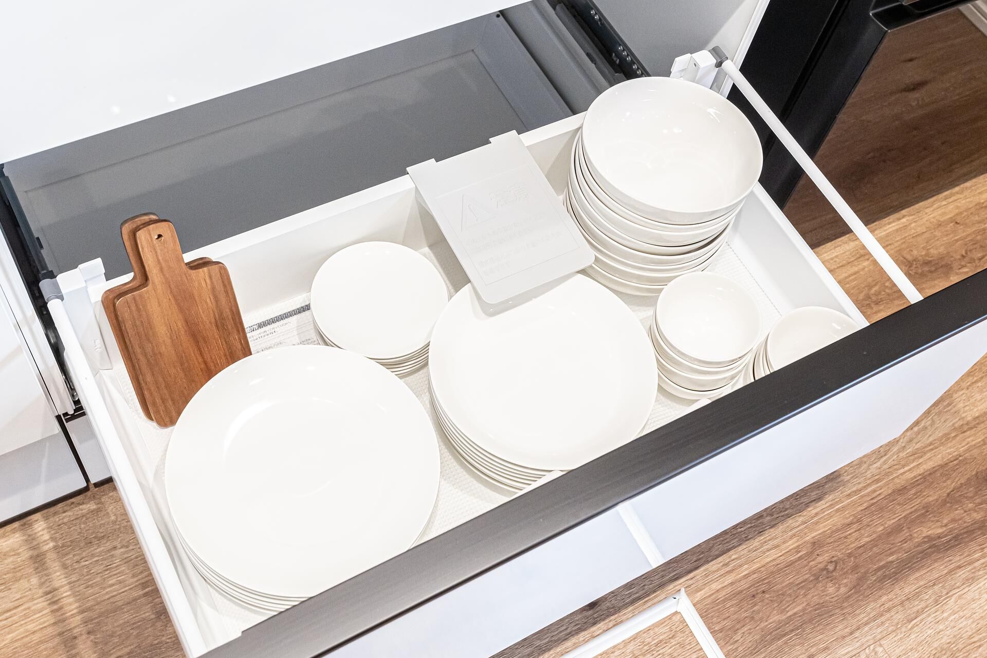 食器類をご用意しています。こちらは陶器製となります。 手前に包丁が入っています。
