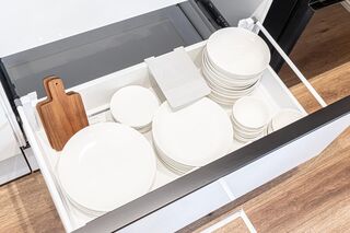 食器類をご用意しています。こちらは陶器製となります。 手前に包丁が入っています。