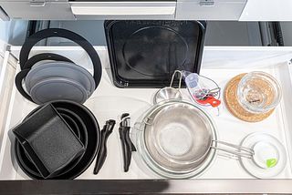 お鍋やフライパンはキッチン左下の引き出しにあります。