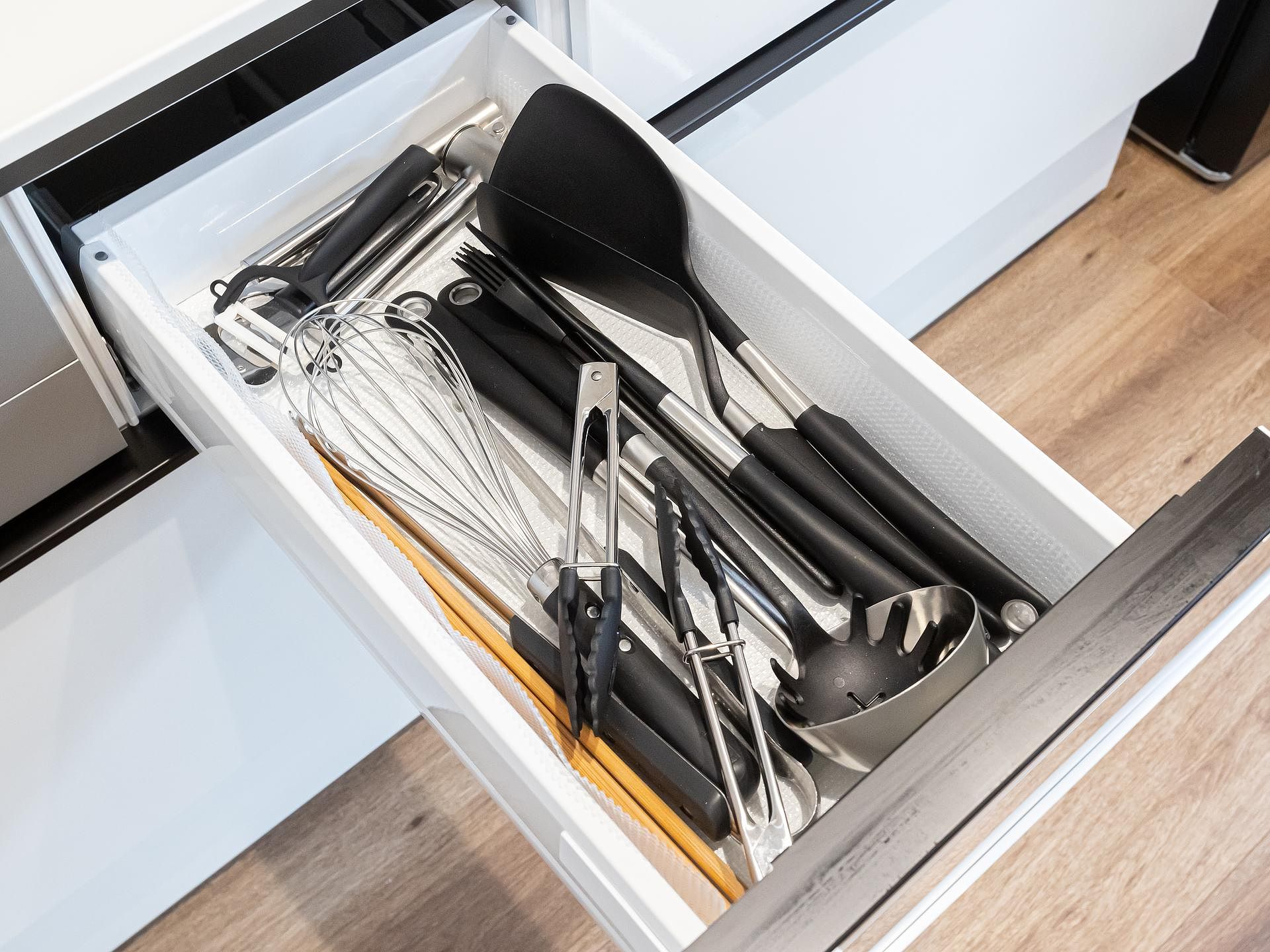 トングやフライ返し、お玉などの調理器具はキッチン真ん中の引き出しにあります。