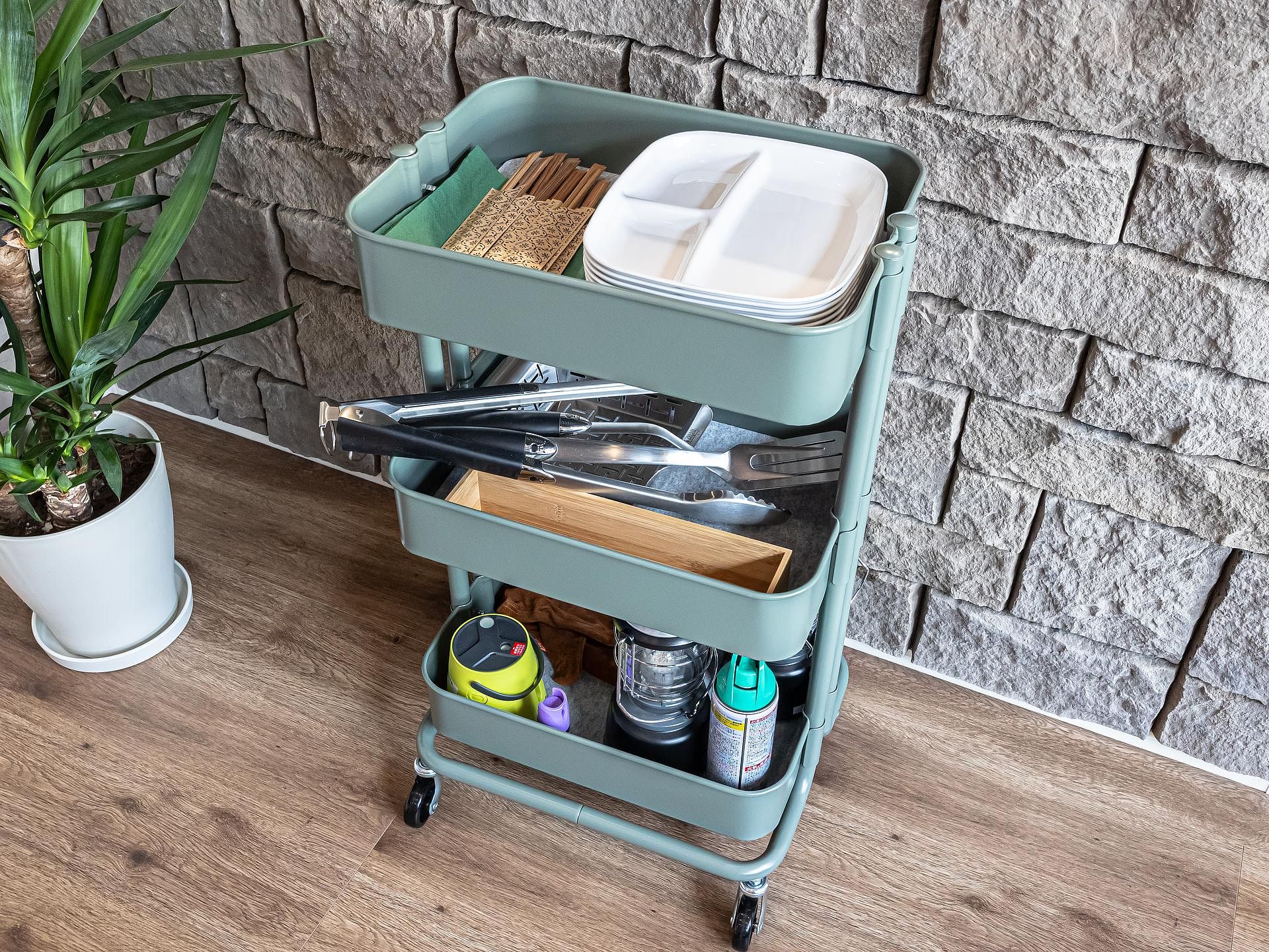 BBQグッズとして、使い捨てプレート、割りばし、トング類、電池式ランタン、虫よけ類を準備しています。