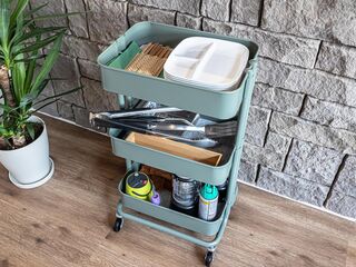 BBQグッズとして、使い捨てプレート、割りばし、トング類、電池式ランタン、虫よけ類を準備しています。