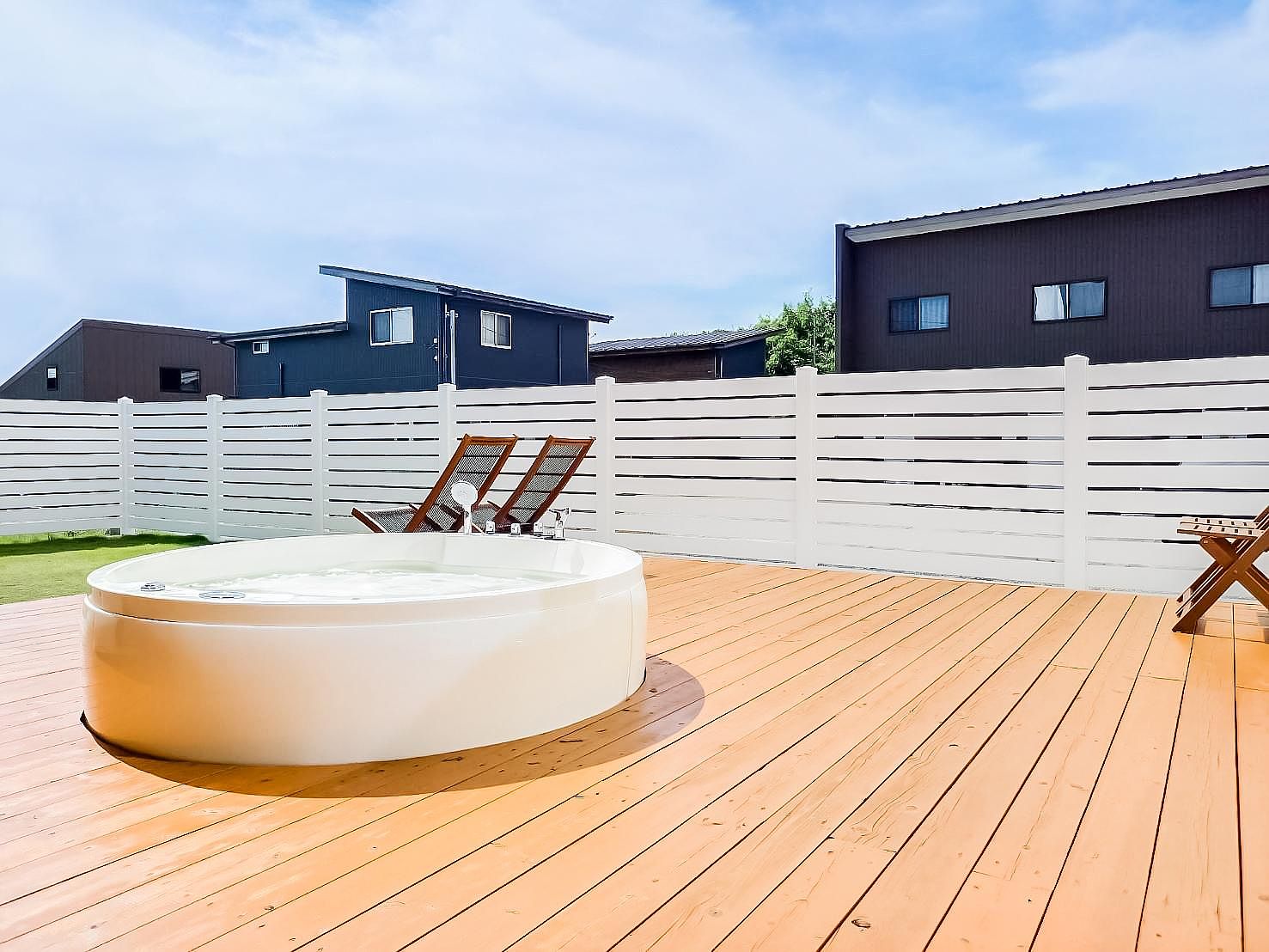 近隣に建物があります。ジャグジー利用時は水着等の着用をお願いします。サウナは屋外ウッドデッキを経由。