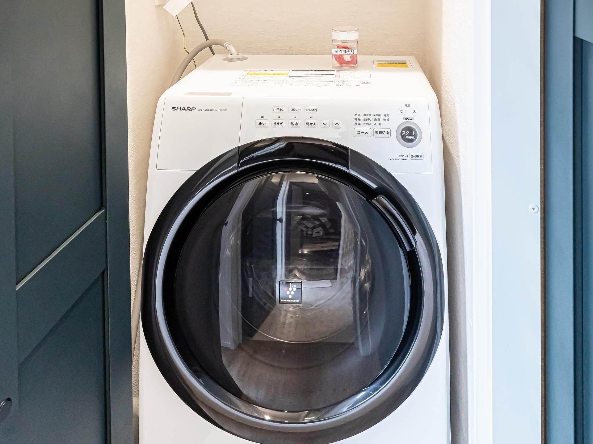 洗濯乾燥機。スペースの都合により、小型タイプです。ジェルボール洗剤も設置してあります。