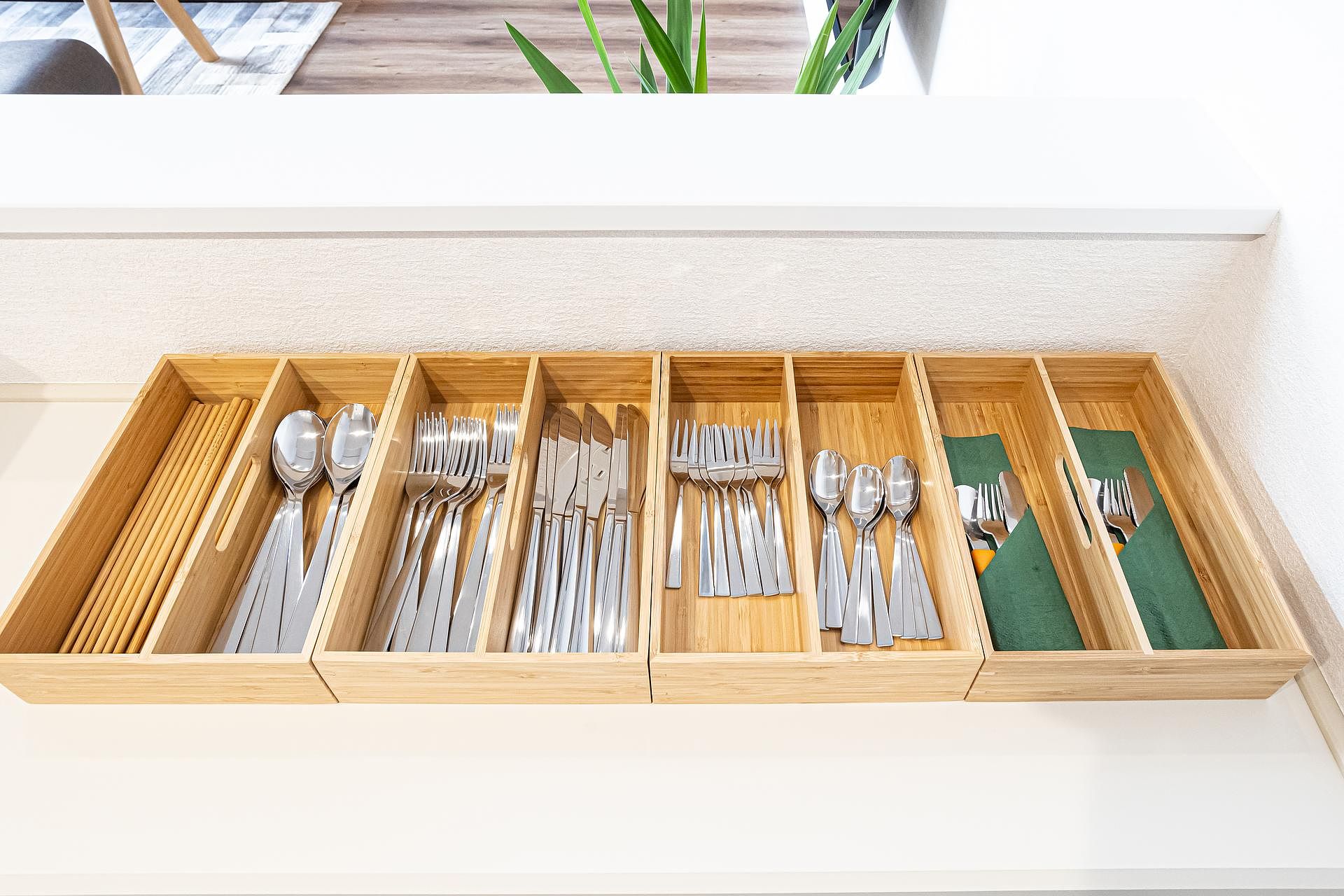 カトラリーとお子様用カトラリーのご用意があります。