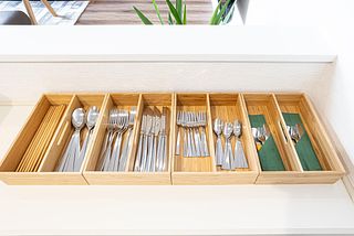 カトラリーとお子様用カトラリーのご用意があります。