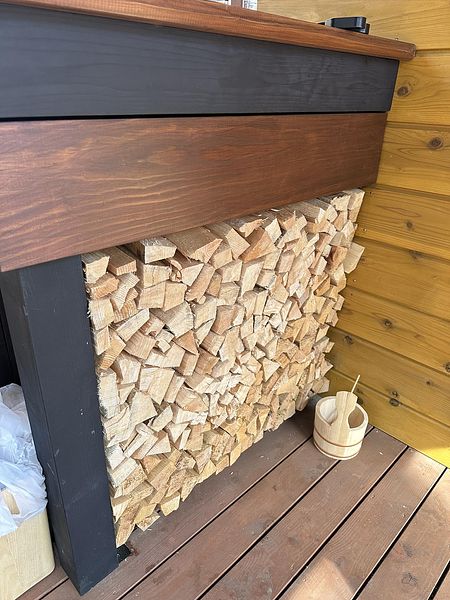サウナ小屋の薪をたっぷりとご用意