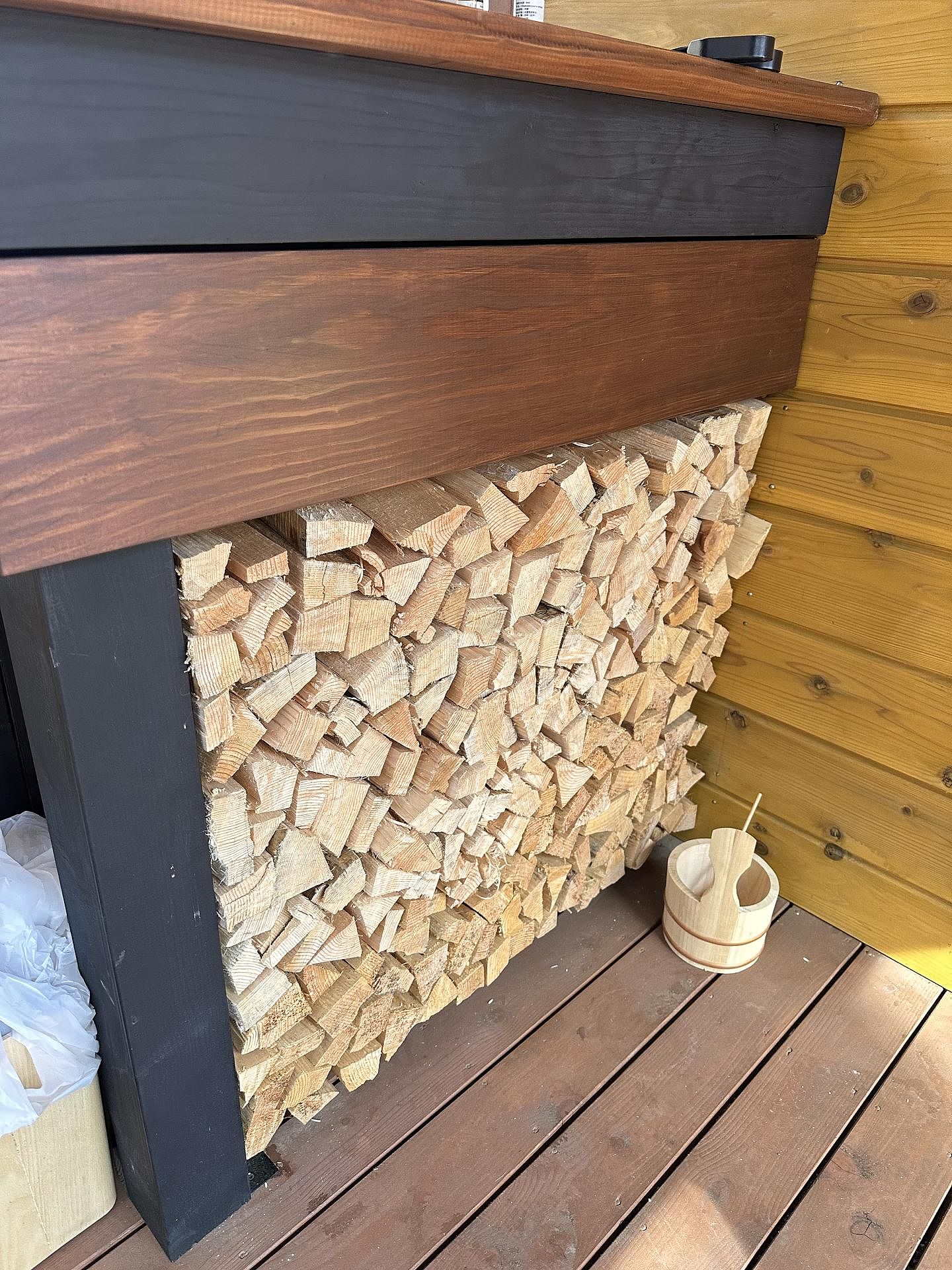 サウナ小屋の薪をたっぷりとご用意