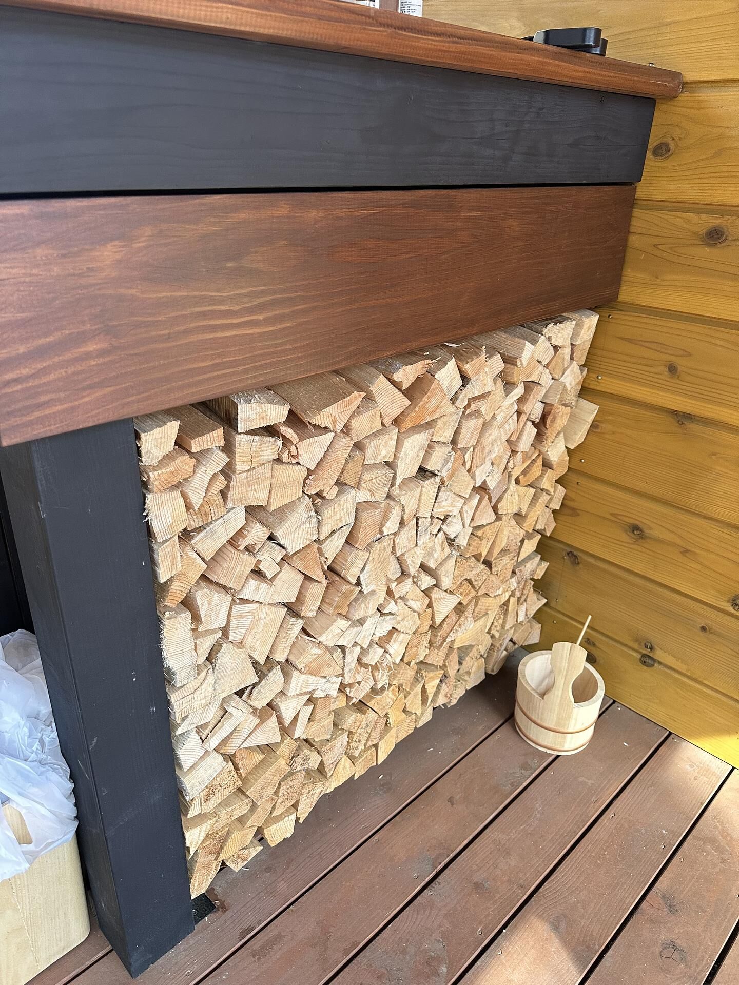 サウナ小屋の薪をたっぷりとご用意