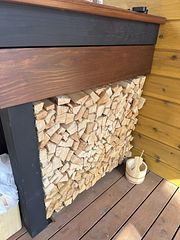 サウナ小屋の薪をたっぷりとご用意