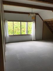 2階は布団を敷けば10人は寝られます。家具を全く置かない空間。