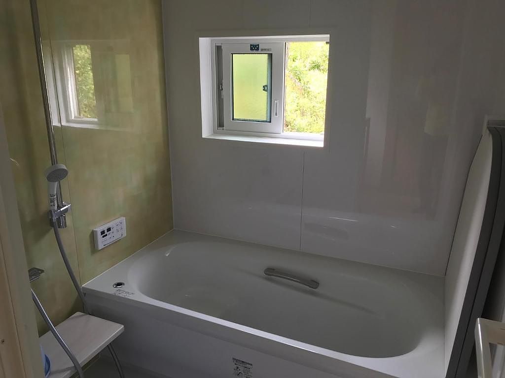 森林浴しながらゆったり湯船に浸かれます。