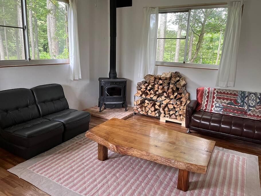 荷物を下ろしたら、まず暖炉に火を入れて。