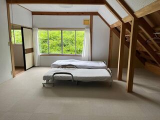 ベッドは2台。布団、マットレスは多数用意してあります。
