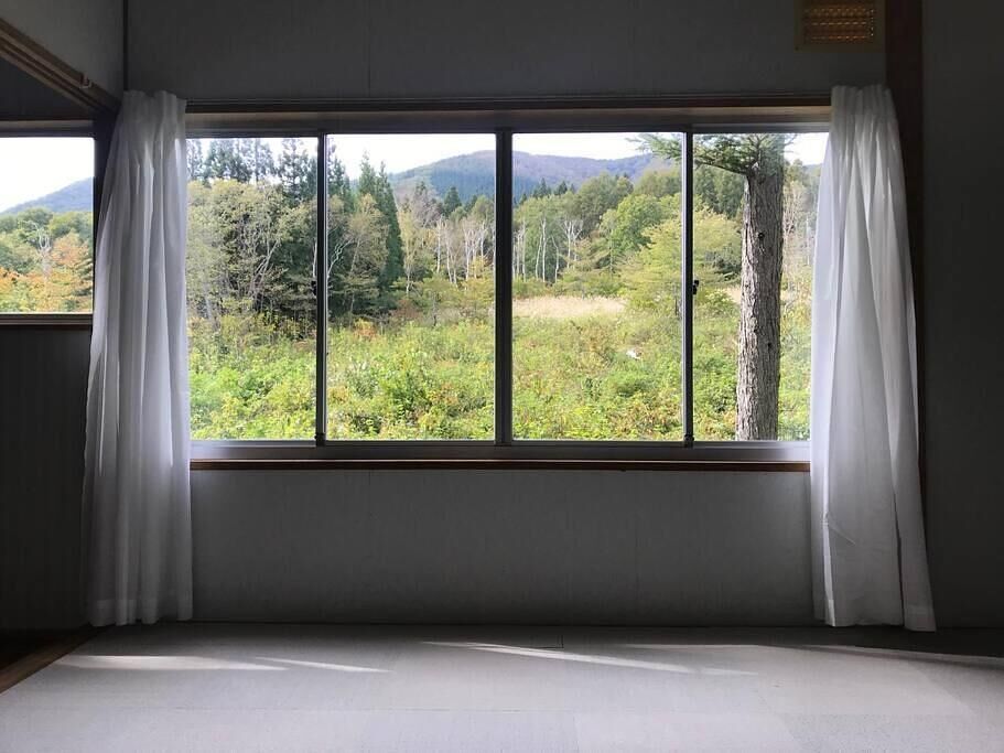 ２階の大窓から見える斑尾山。
