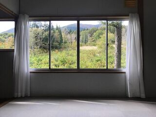２階の大窓から見える斑尾山。