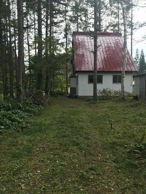 広い庭には車が5-6台駐車できます。