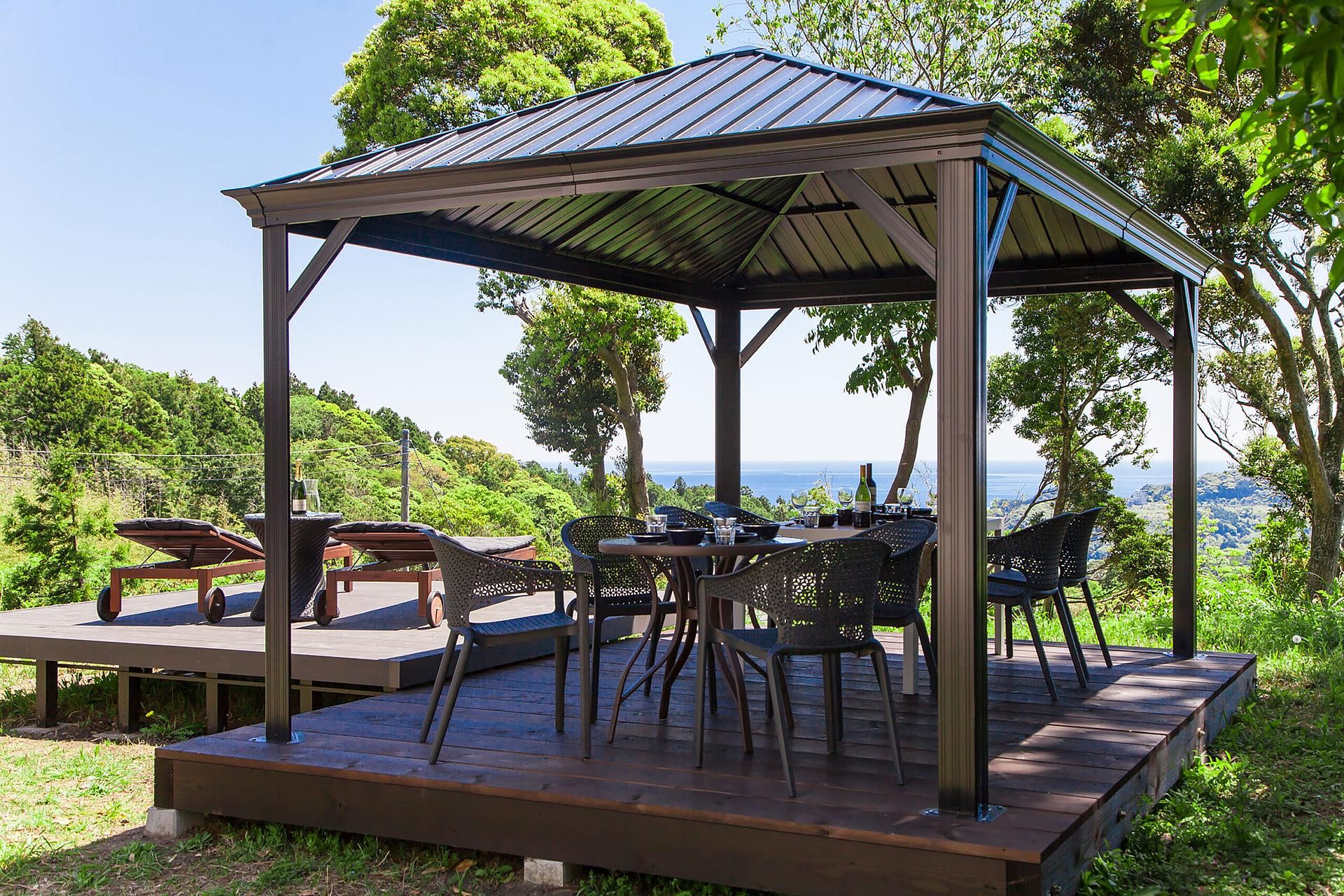 ウッドデッキとガゼボ