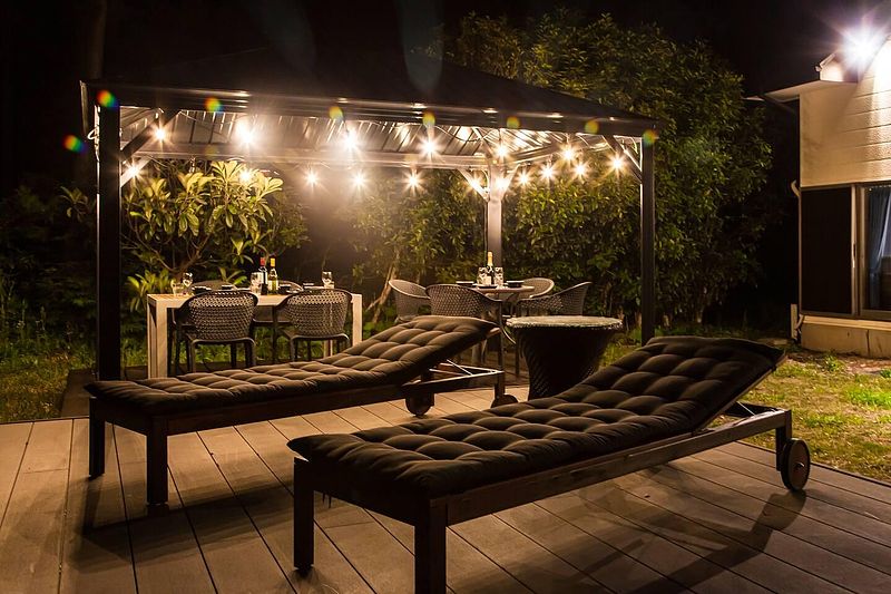 夜間照明付きのBBQスペース