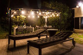 夜間照明付きのBBQスペース