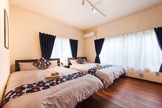 清潔で明るい寝室。窓からは海が見えます