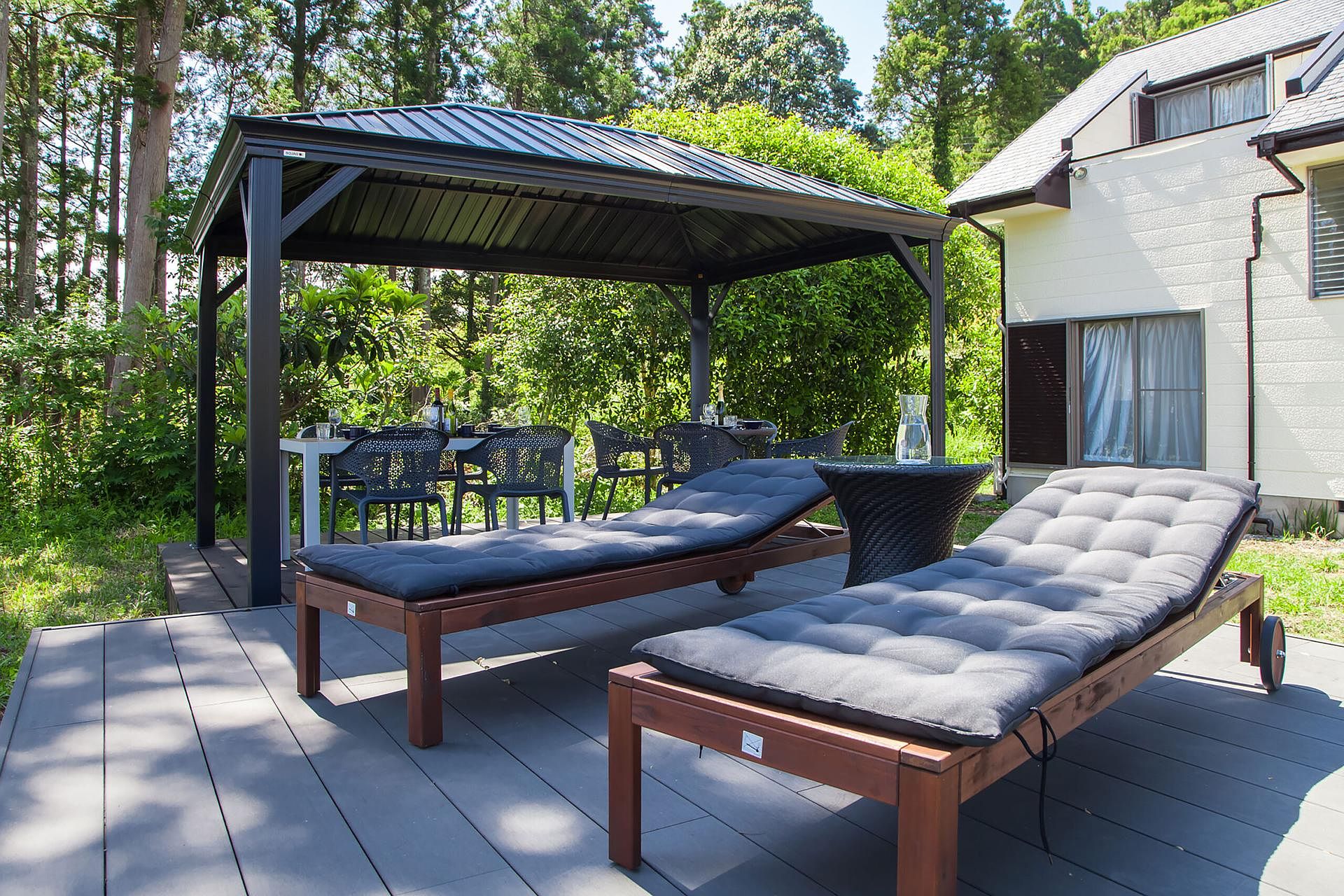 外リクライニングチェアに寝そべって