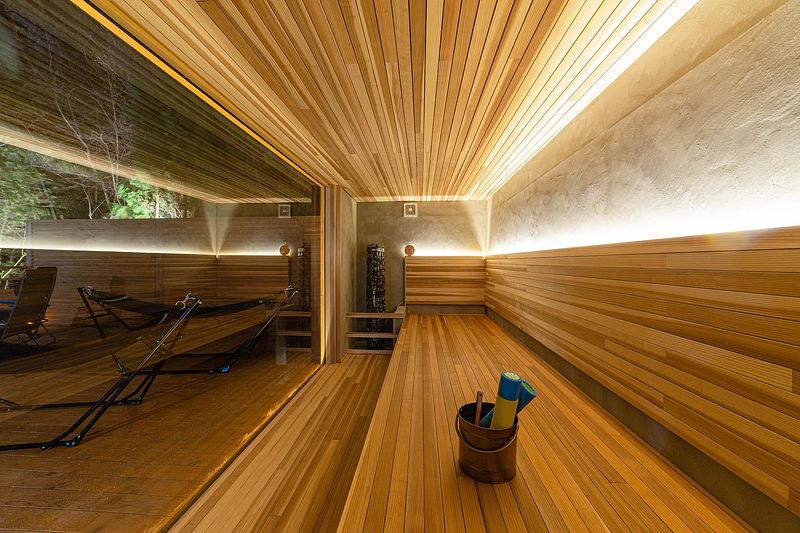 ライトアップされたプライベートサウナ