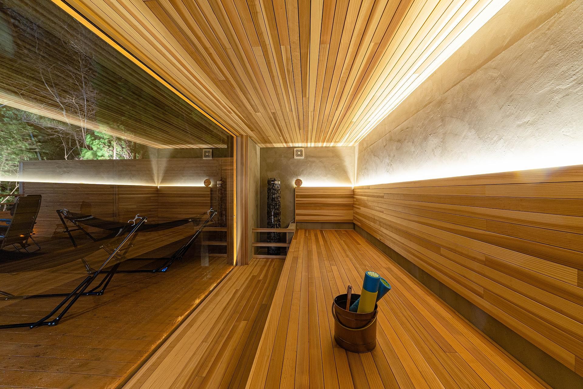 ライトアップされたプライベートサウナ