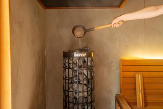 HARVIAの特大ストーブが二台完備でロウリュウもお好きにどうぞ