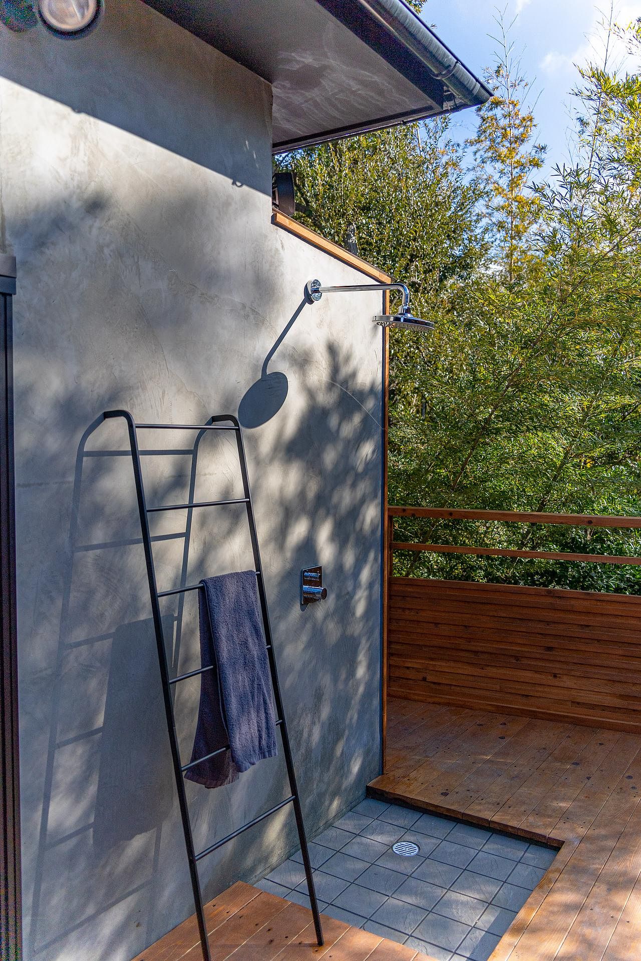 朝の陽ざしが気持ち良いテラスで外シャワーを楽しめます