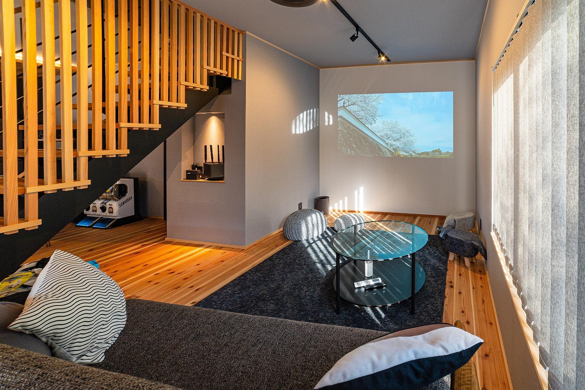 大型プロジェクター完備で迫力の映画鑑賞も可能