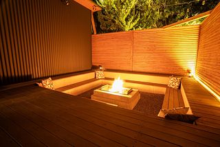 焚き火を囲んでお酒片手に語り合う時間