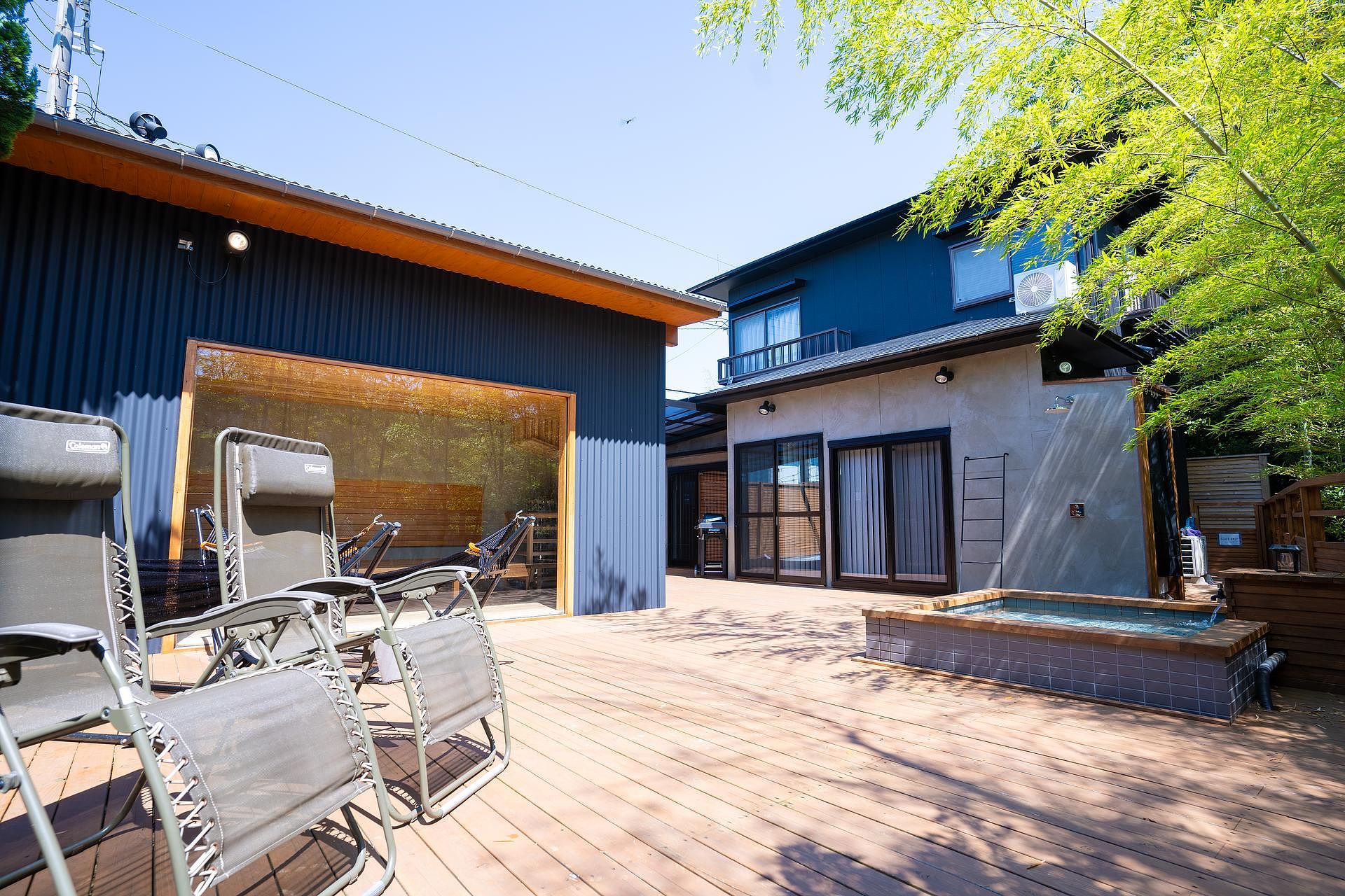淡路島の森林を眺めながらゆったりと外気浴を楽しめます