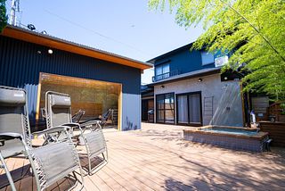 淡路島の森林を眺めながらゆったりと外気浴を楽しめます