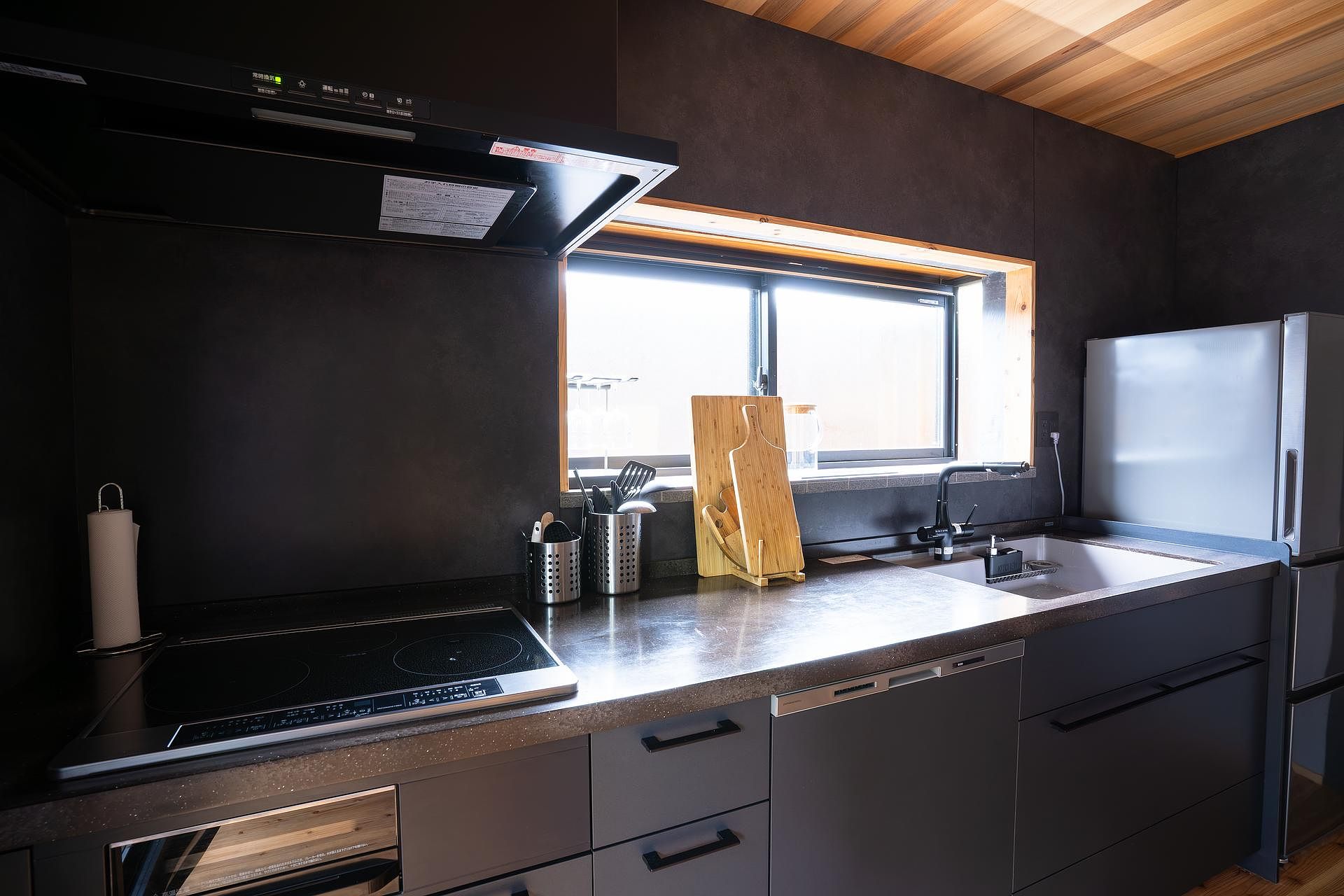 最新のシステムキッチンで凝ったお料理も可能