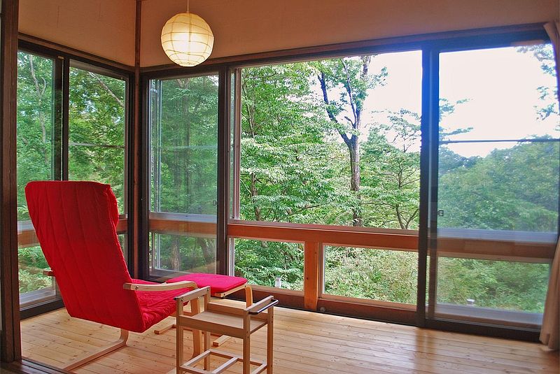 広縁の赤い椅子