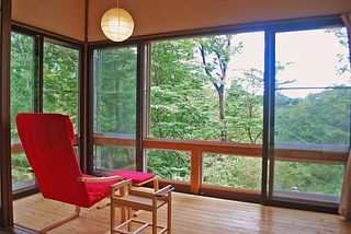 広縁の赤い椅子