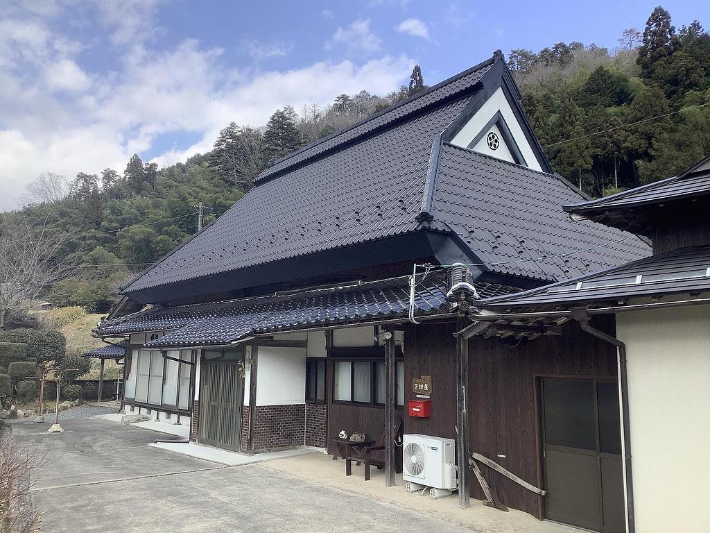 茅葺屋根の大きな家