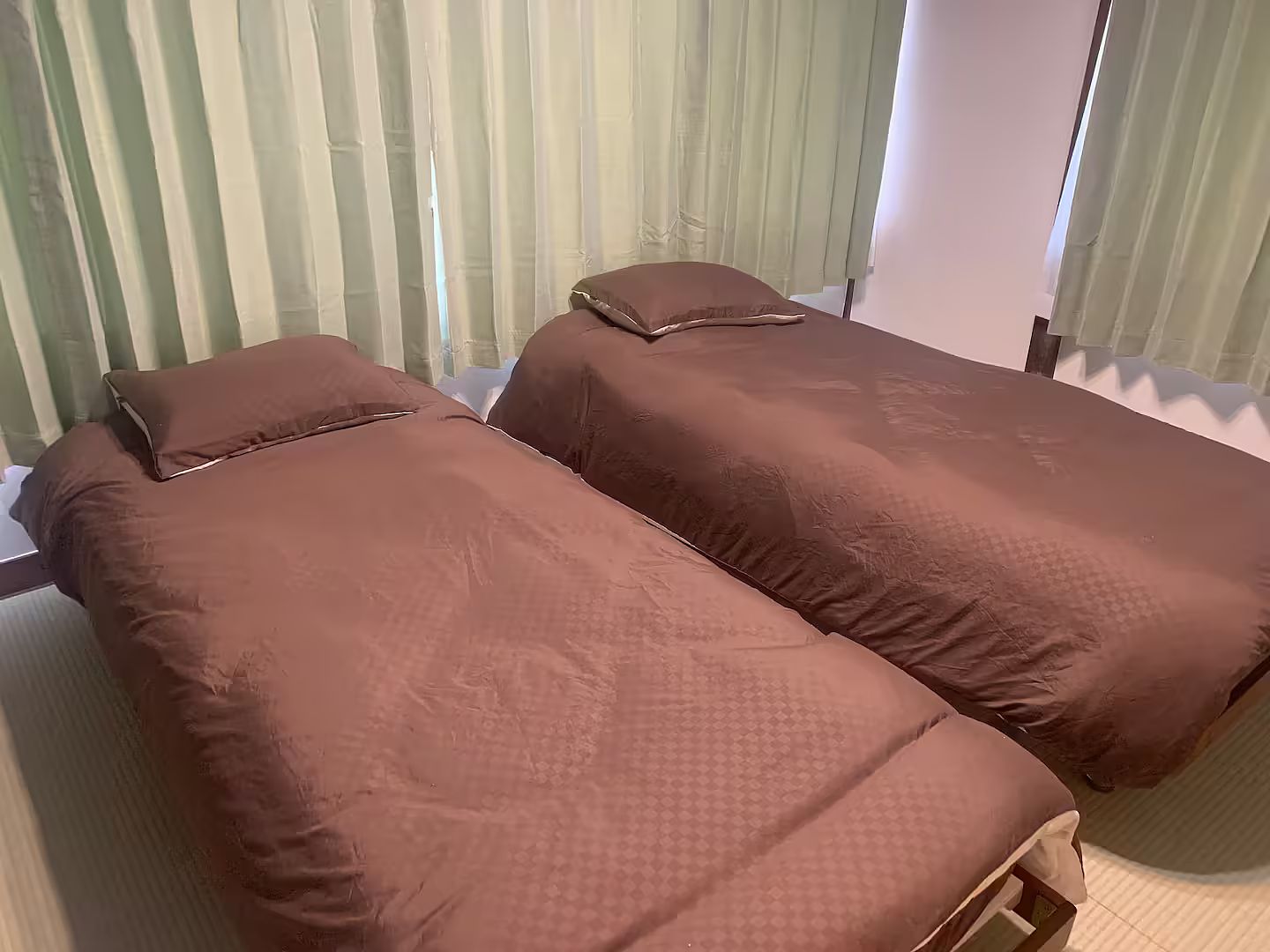 1階寝室。シングルベッドが2つあります。